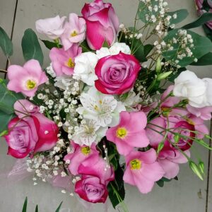 Kytice 5 růží, eustoma, alstromerie, gypsophila, zeleň