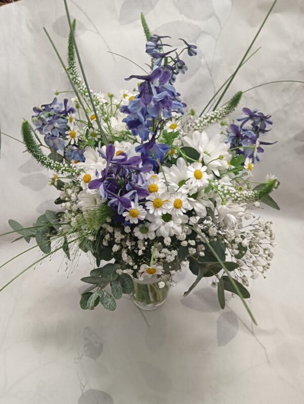 Chryzantemy, delfinium, tanacetum, eukalyptus