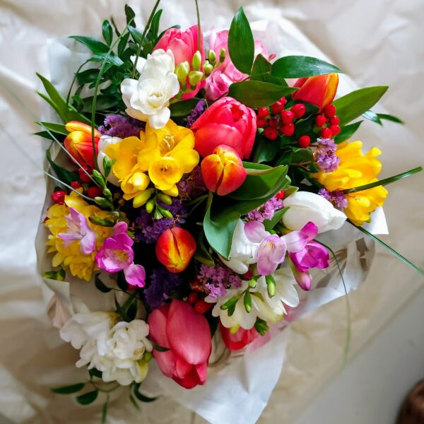 Jarní kytice s tulipány a fréziemi - Image 4