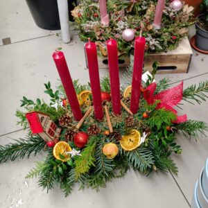 Adventní svícen s červenými dlouhými svíčkami